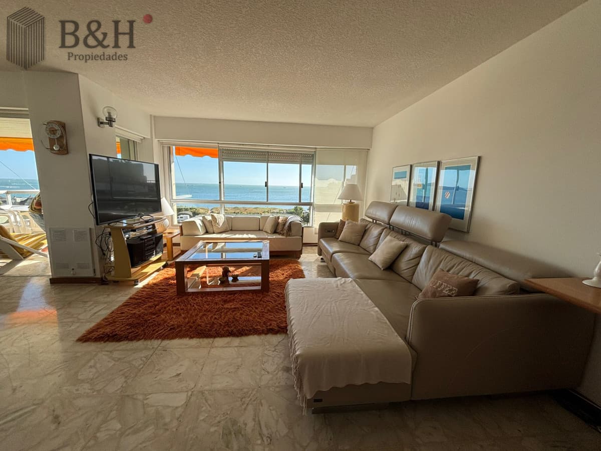 Apartamento en alquiler temporal, de 3 dormitorios, en playa mansa.