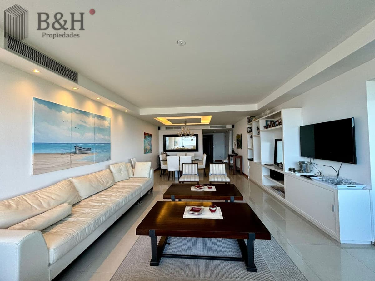 Apartamento en alquiler anual o temporal, de 3 dormitorios y servicio, en playa Brava!
