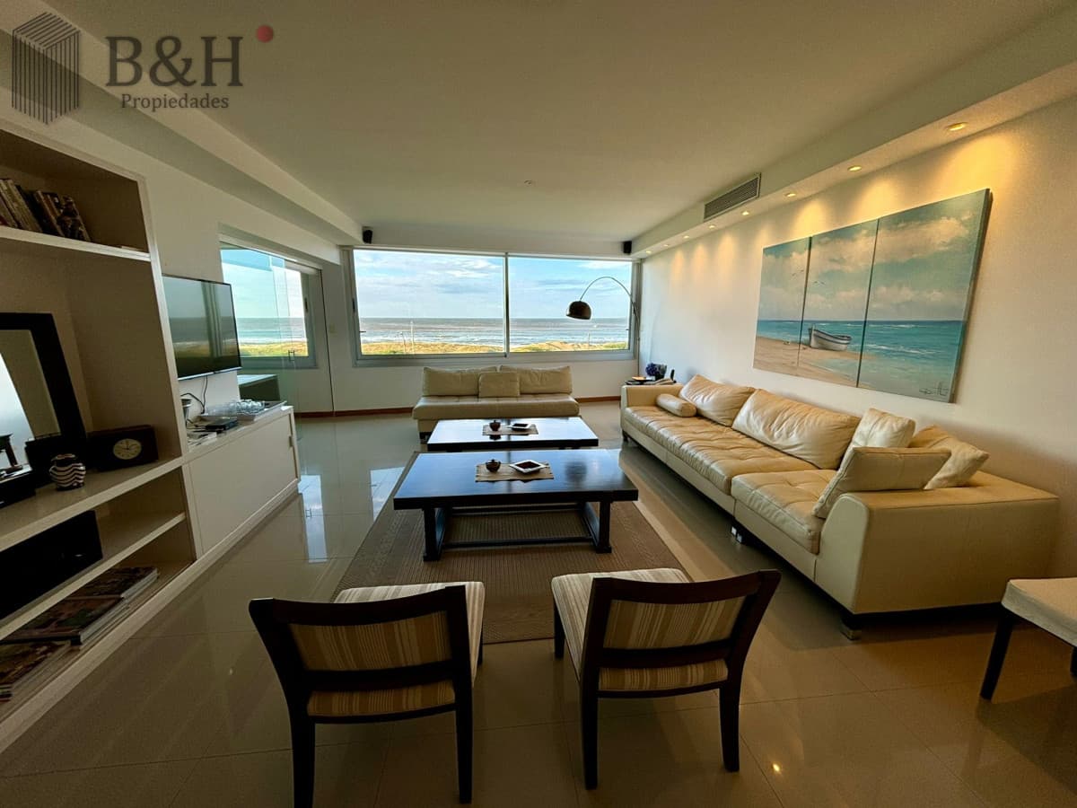 Apartamento en alquiler anual o temporal, de 3 dormitorios y servicio, en playa Brava!