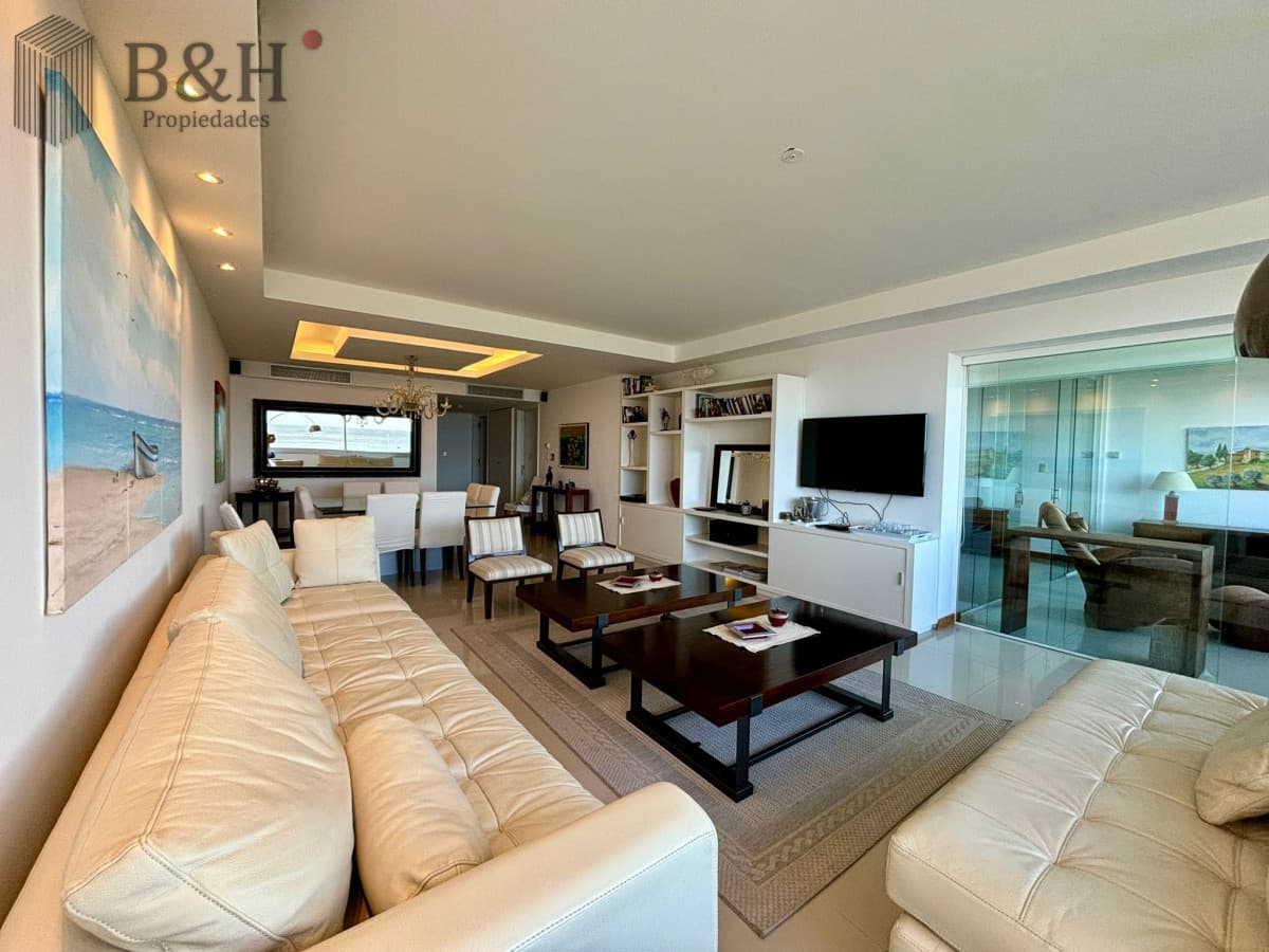 Apartamento en alquiler anual o temporal, de 3 dormitorios y servicio, en playa Brava!