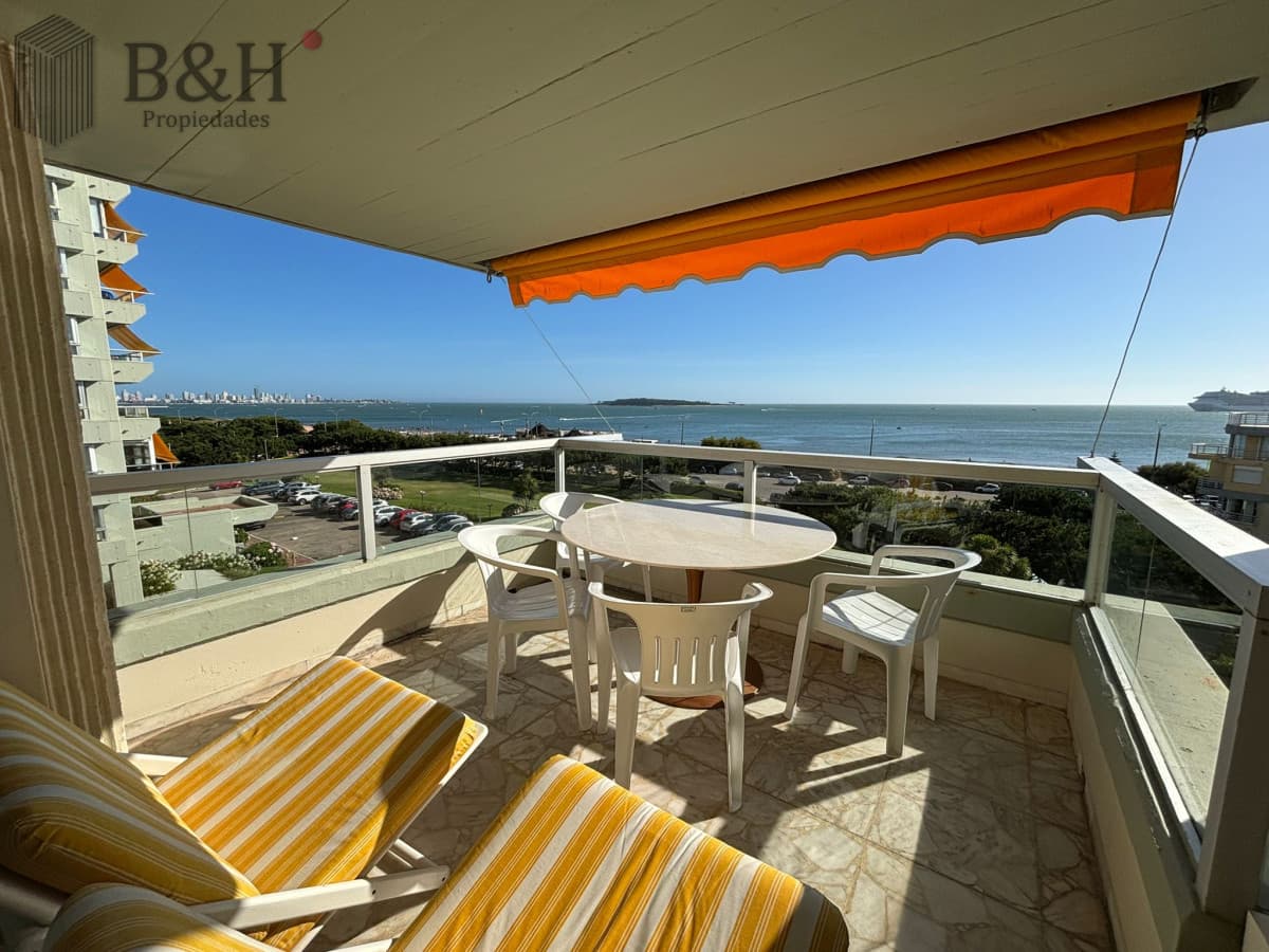 Apartamento en alquiler temporal, de 3 dormitorios, en playa mansa.
