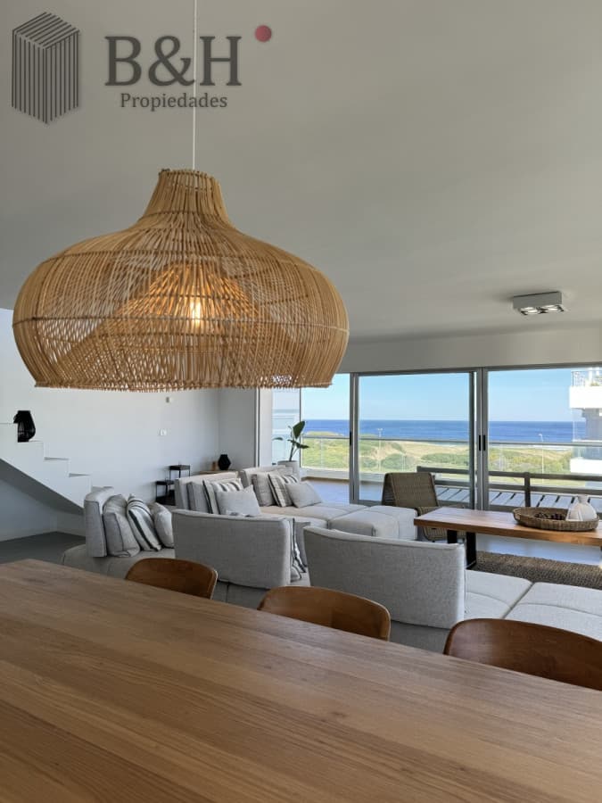 Penthouse en venta, de 3 dormitorios en suite, en playa brava, primera linea