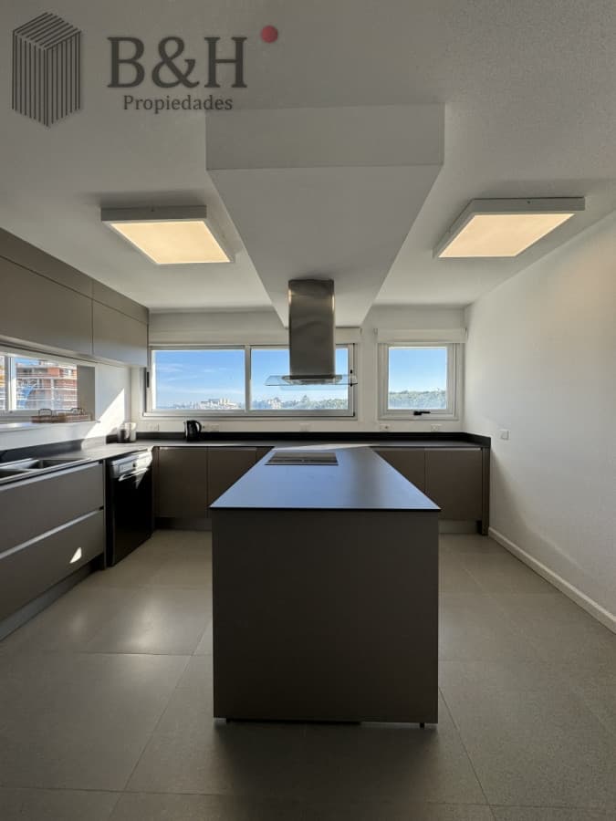 Penthouse en venta, de 3 dormitorios en suite, en playa brava, primera linea