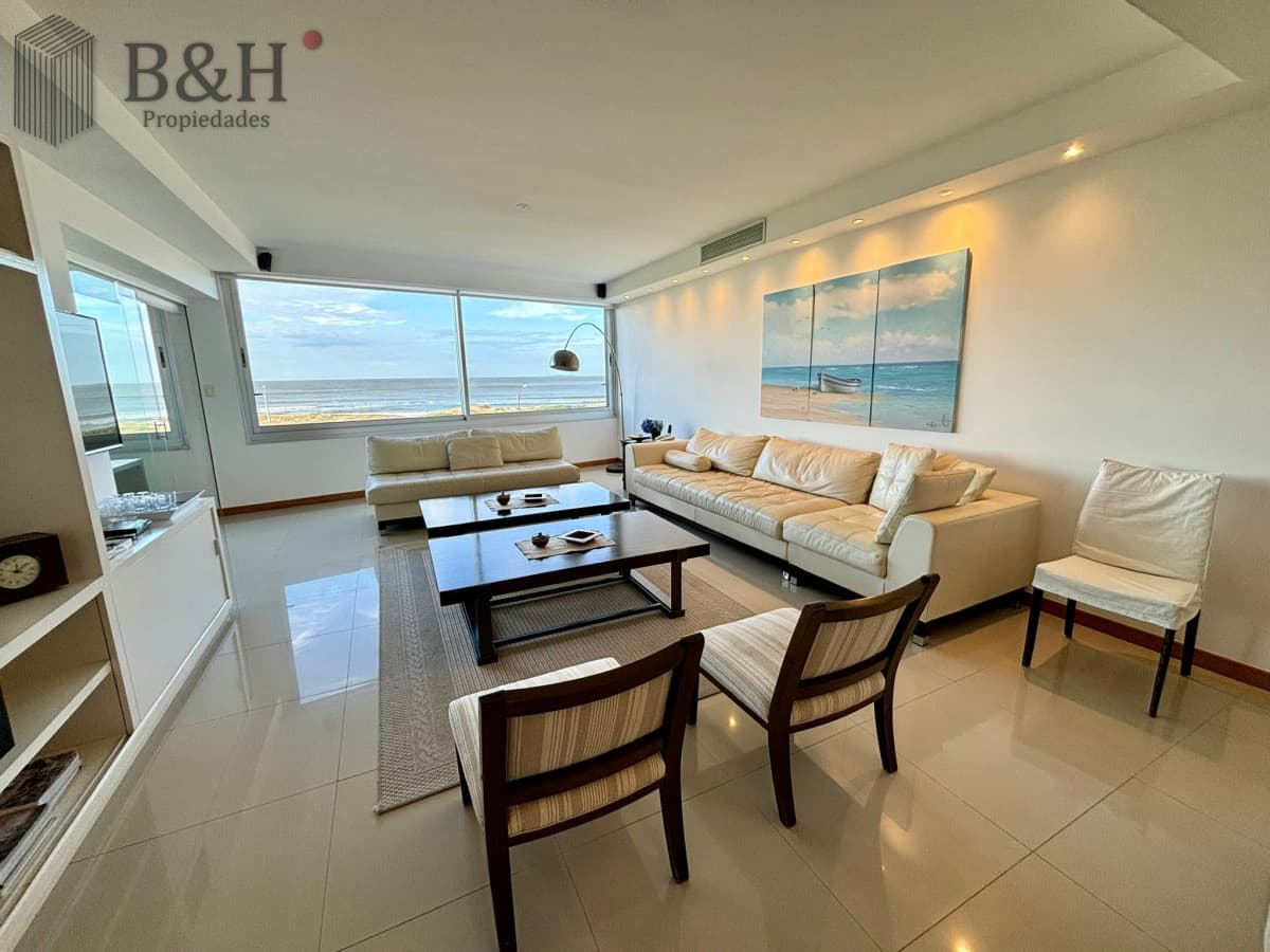 Apartamento en alquiler anual o temporal, de 3 dormitorios y servicio, en playa Brava!