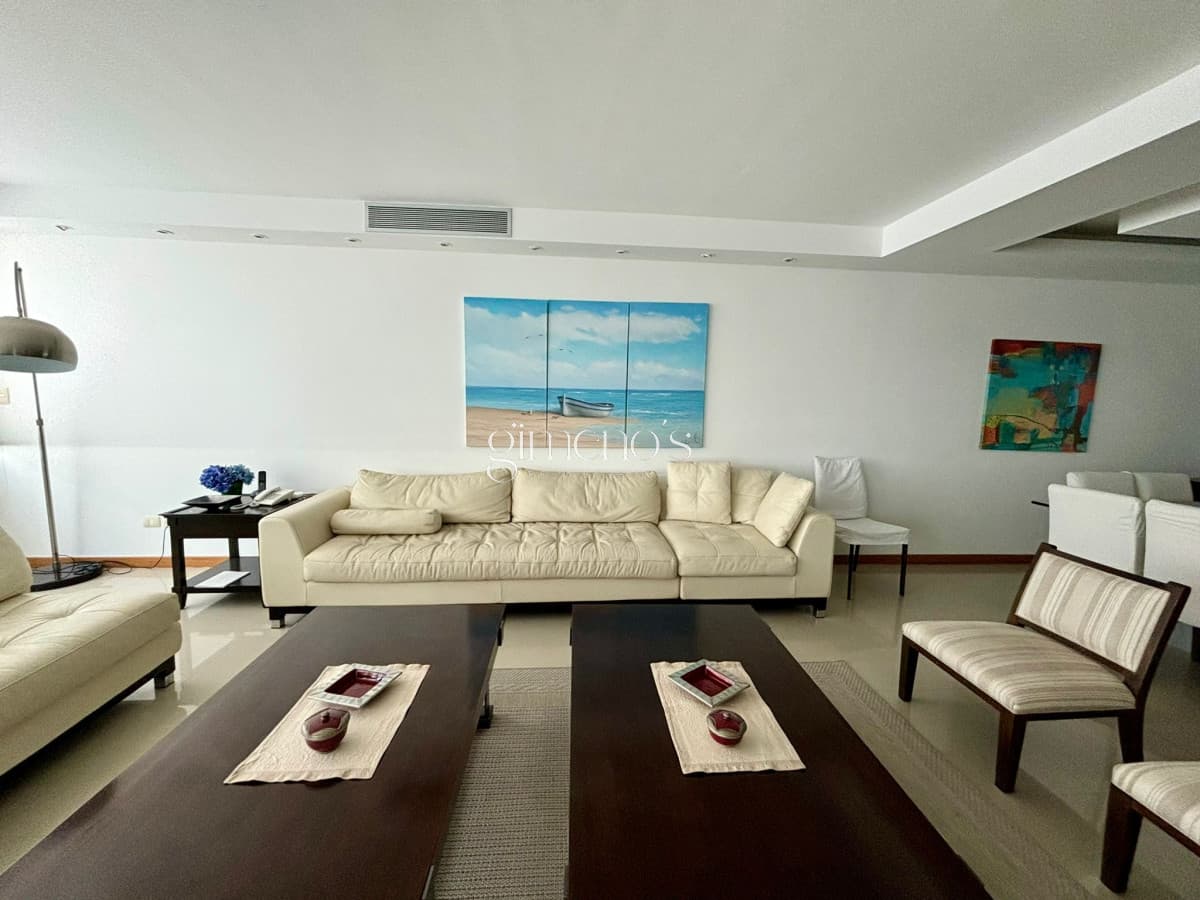Apartamento en alquiler temporal, de 3 dormitorios y servicio, en Brava
