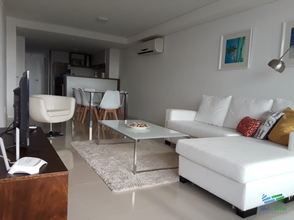 Apto 2 dorm, central, 2 baños y balcón piso alto.