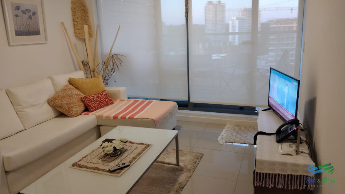 Apto 2 dorm, central, 2 baños y balcón piso alto.