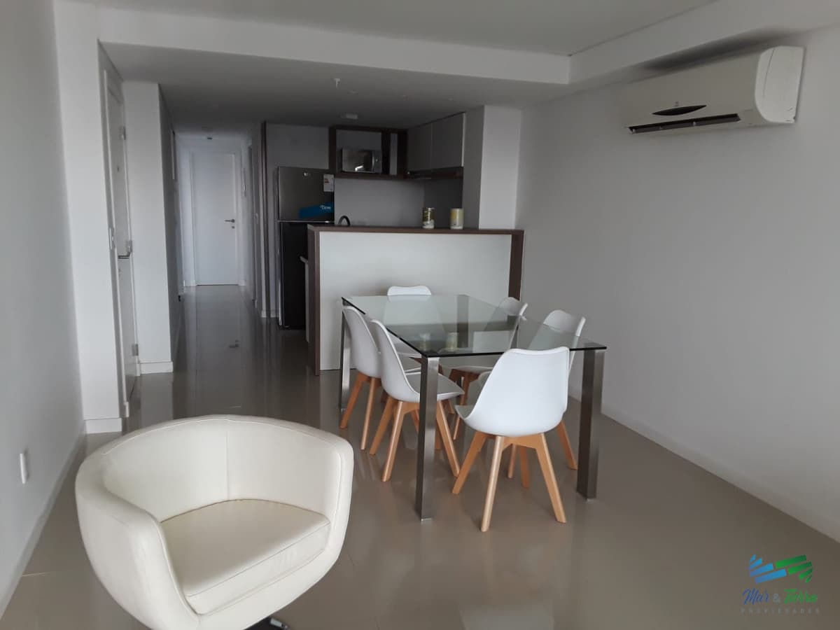 Apto 2 dorm, central, 2 baños y balcón piso alto.