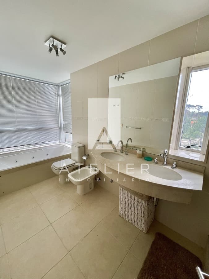 Apartamento en venta Playa Mansa  3 dormitorios