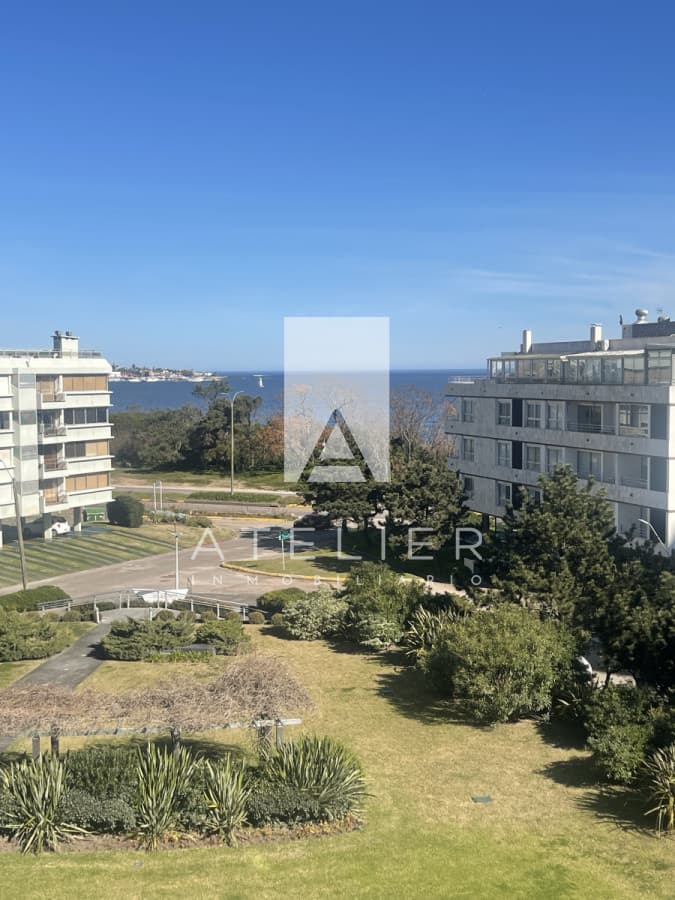Apartamento en venta Playa Mansa  3 dormitorios