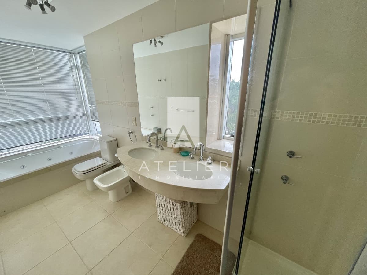 Apartamento en venta Playa Mansa  3 dormitorios
