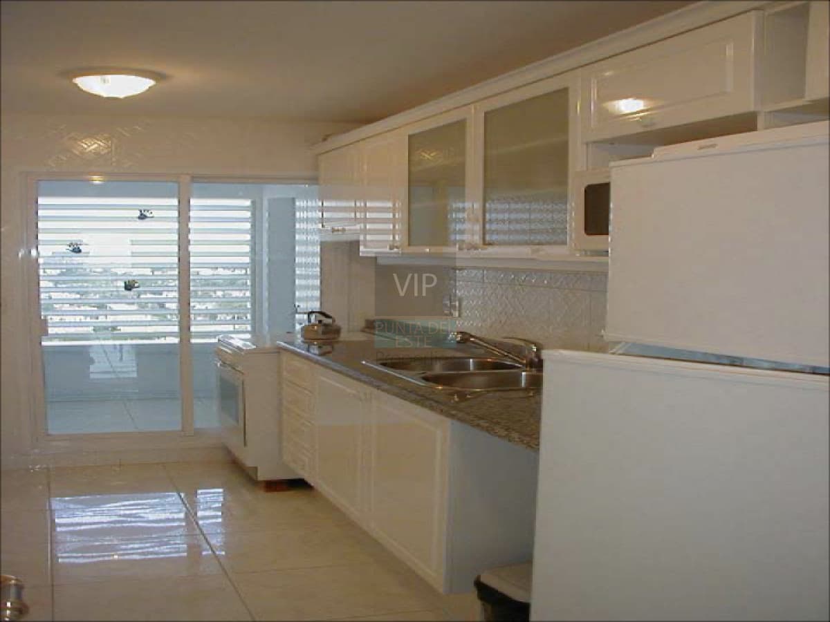 Alquilo departamento 3 dormitorios, primera linea con vista.