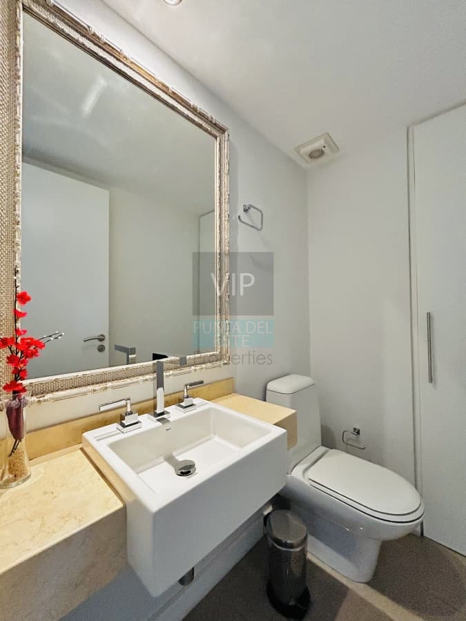 Alquiler apartamento 3 dormitorios con vista al mar Playa mansa - Punta del Este