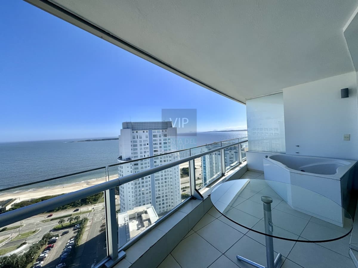 Oportunidad - Apartamento 3 dormitorios con vista al mar Playa Mansa - Punta del Este