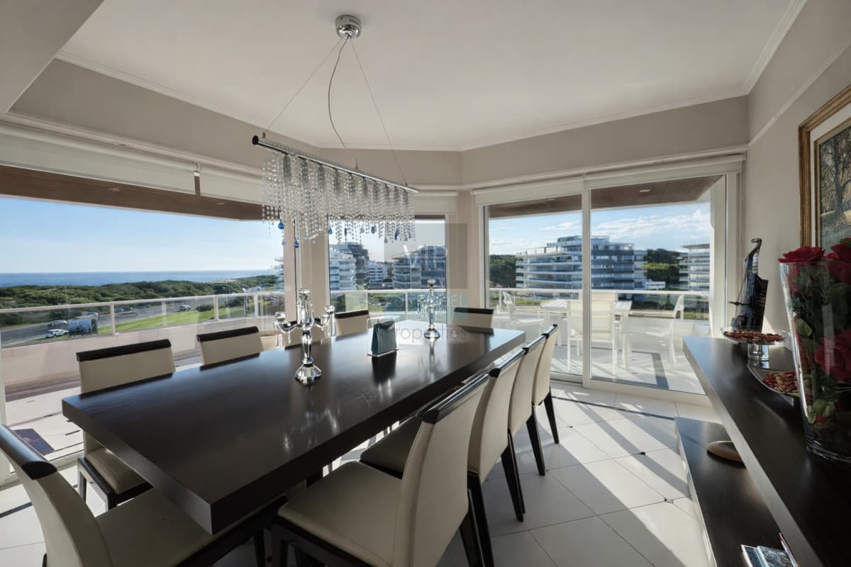 Triplex frente al mar en Playa Brava con terrazas, jacuzzi y departamento de huéspedes independiente