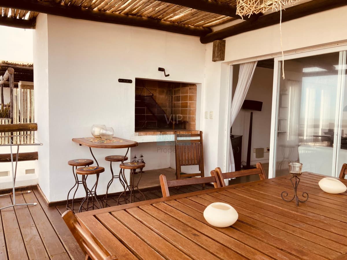 Alquiler verano apartamento de 3 dormitorios + servicio, con vista al mar.
