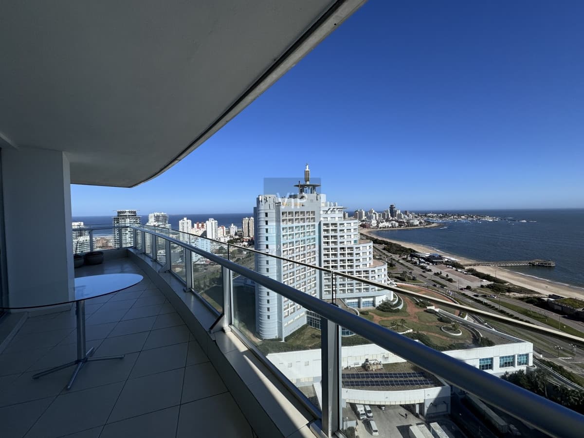 Oportunidad - Apartamento 3 dormitorios con vista al mar Playa Mansa - Punta del Este