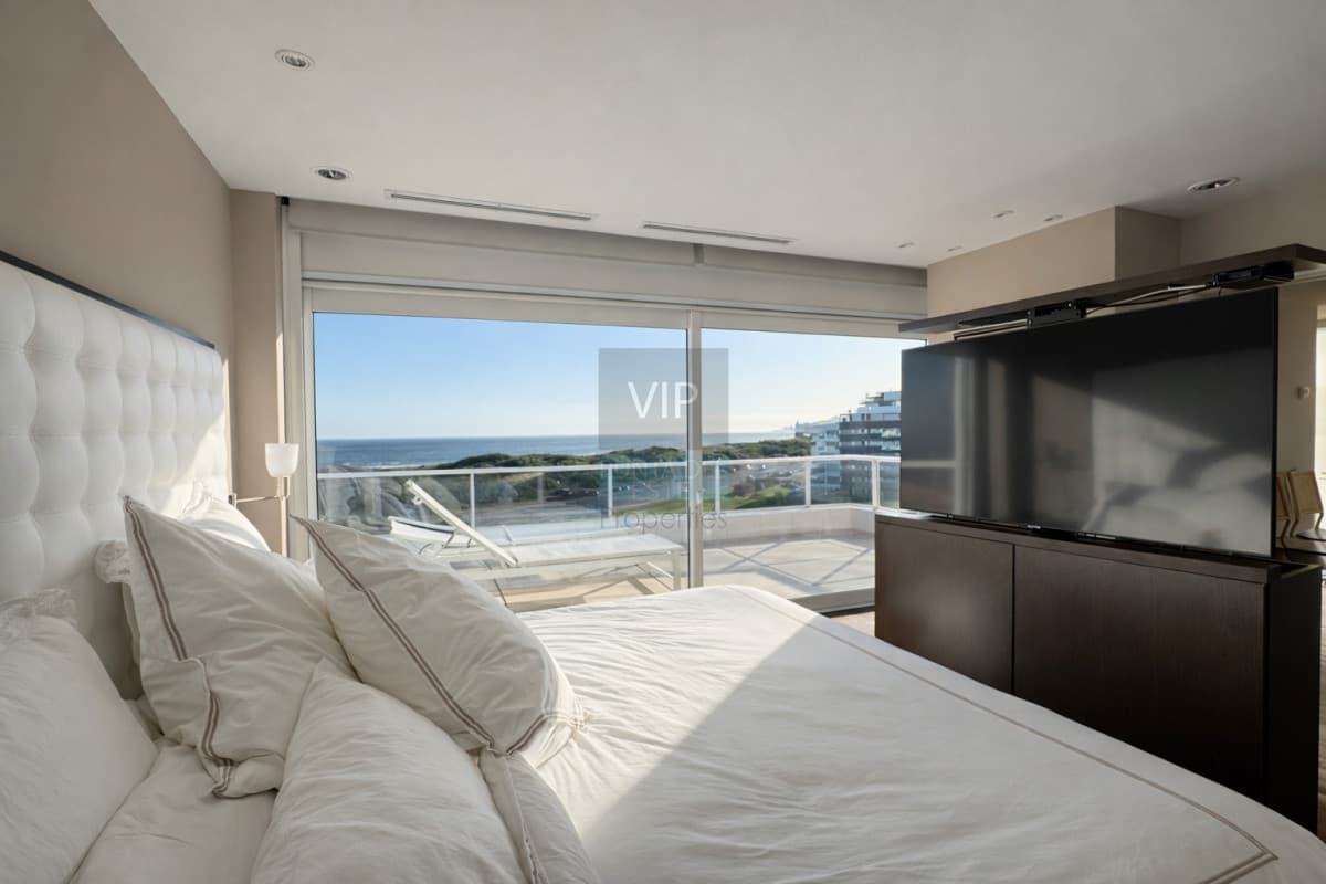 Triplex frente al mar en Playa Brava con terrazas, jacuzzi y departamento de huéspedes independiente