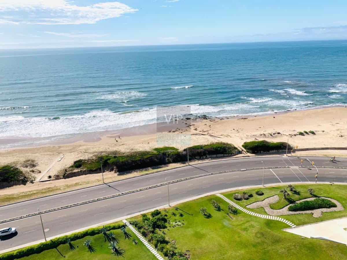 Alquilo hermosa propiedad de 3 dormitorios frente a playa Mansa, increíble vista