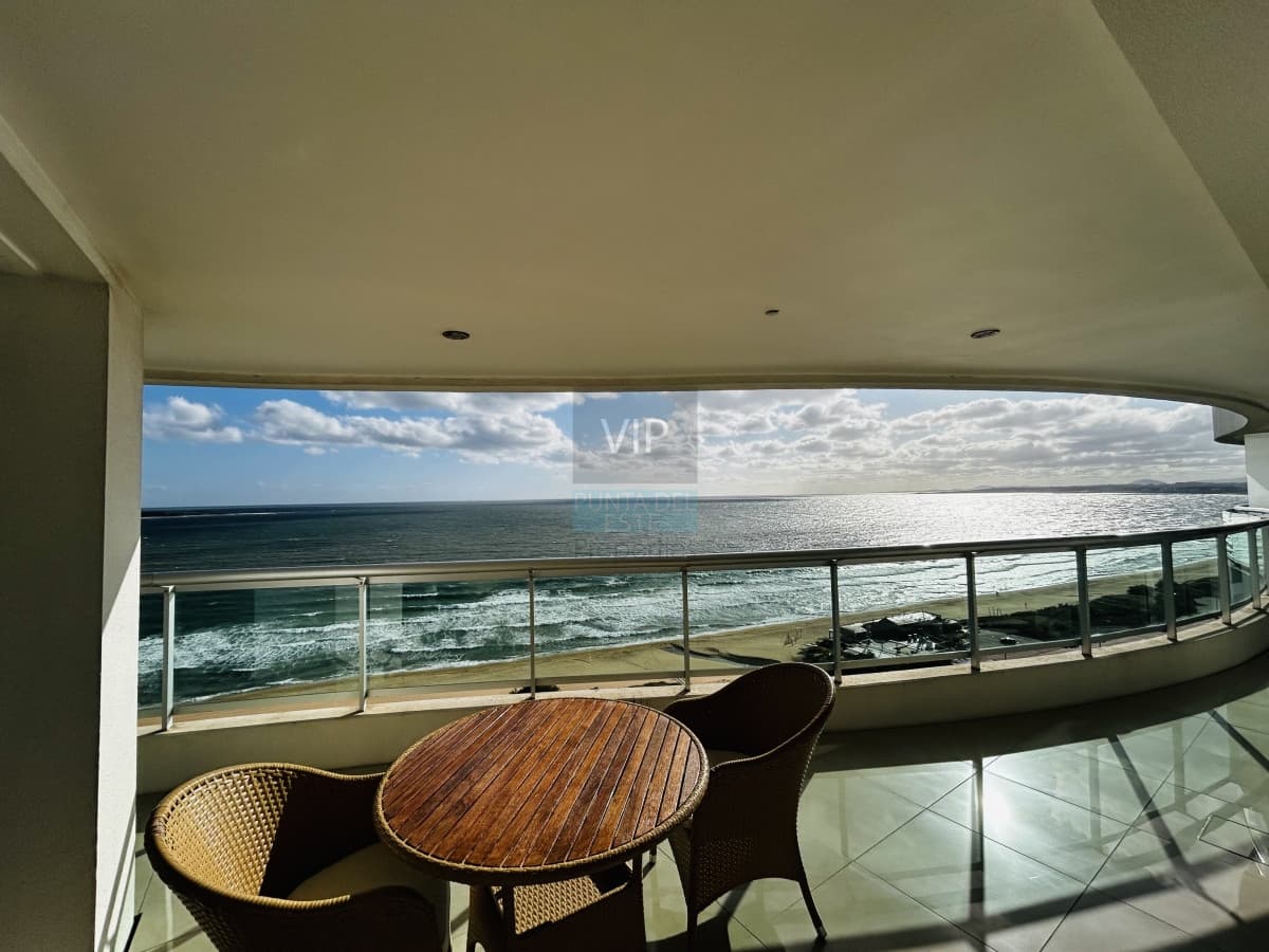Alquiler apartamento 3 dormitorios con vista al mar Playa mansa - Punta del Este