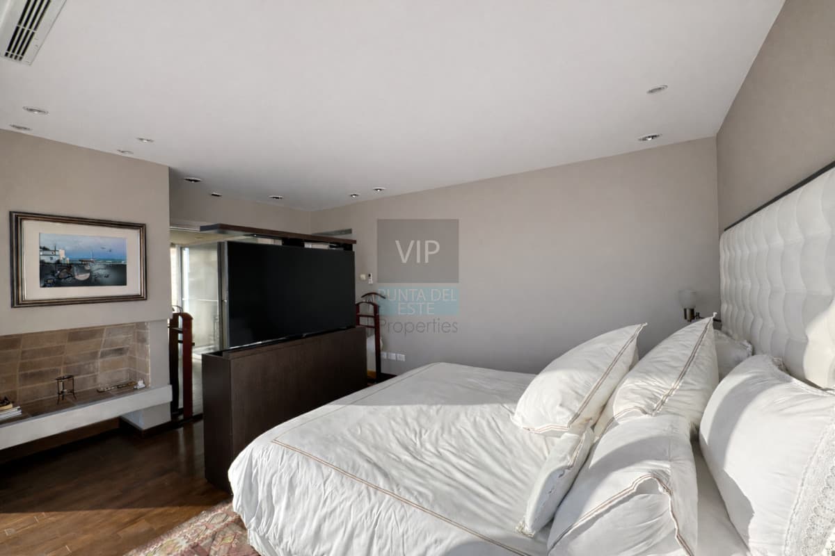 Triplex frente al mar en Playa Brava con terrazas, jacuzzi y departamento de huéspedes independiente