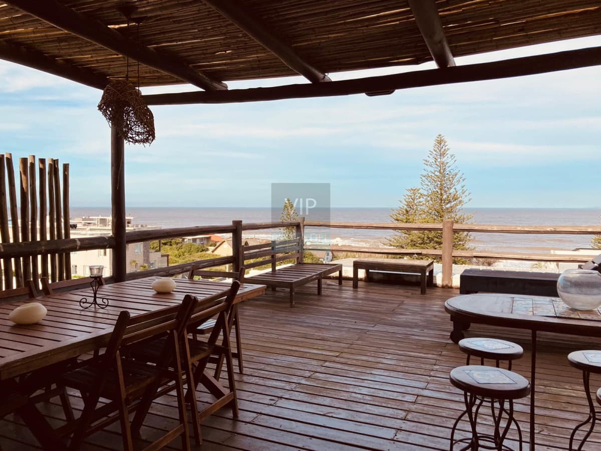 Alquiler verano apartamento de 3 dormitorios + servicio, con vista al mar.