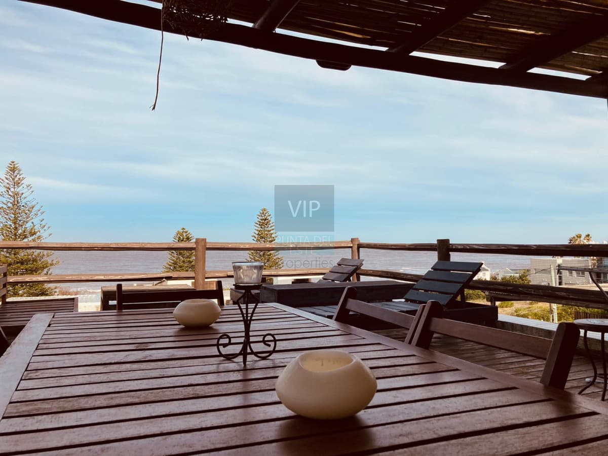 Alquiler verano apartamento de 3 dormitorios + servicio, con vista al mar.
