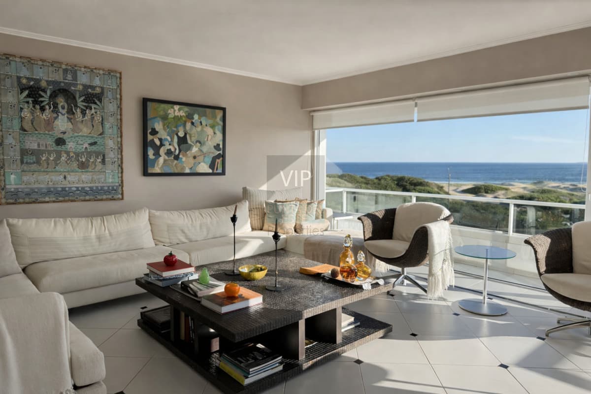 Triplex frente al mar en Playa Brava con terrazas, jacuzzi y departamento de huéspedes independiente