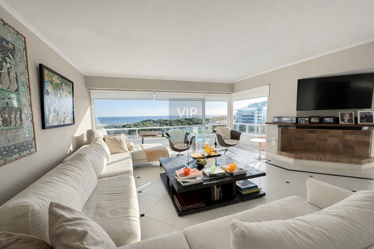 Triplex frente al mar en Playa Brava con terrazas, jacuzzi y departamento de huéspedes independiente