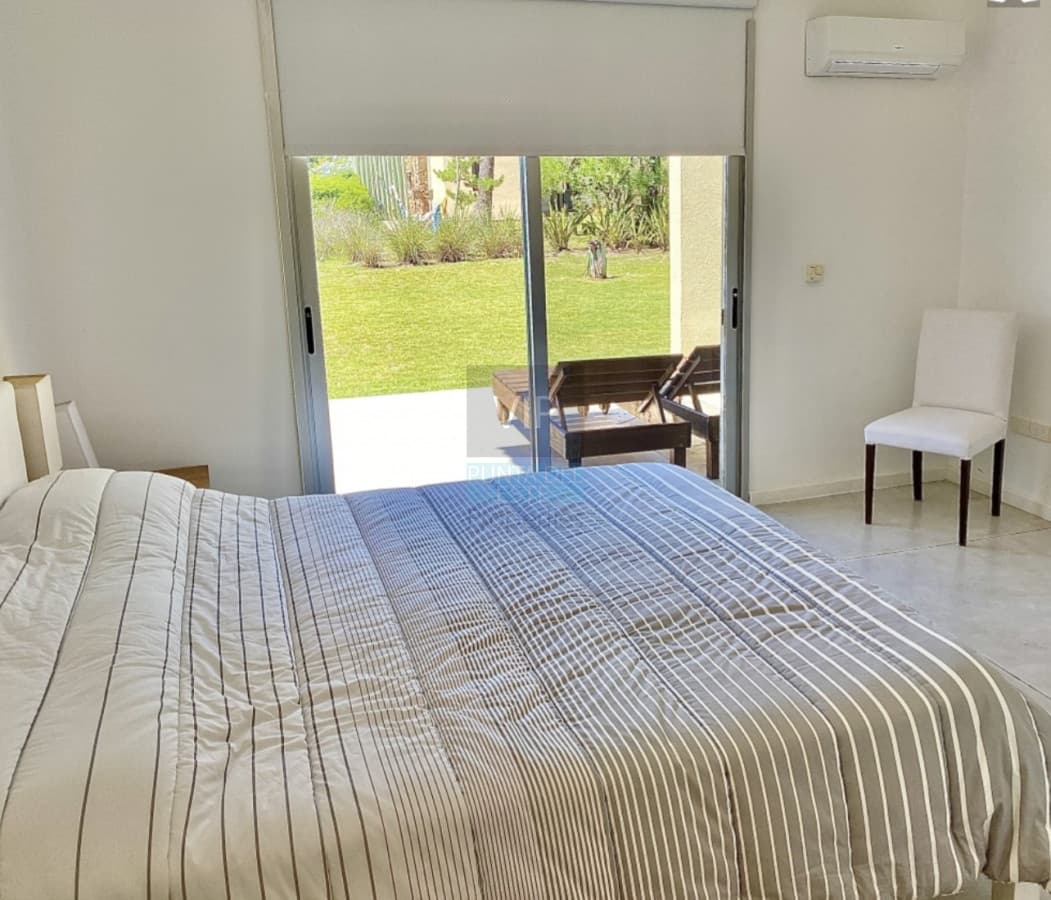 Casa de 4 dormitorios y servicio en Laguna Blanca