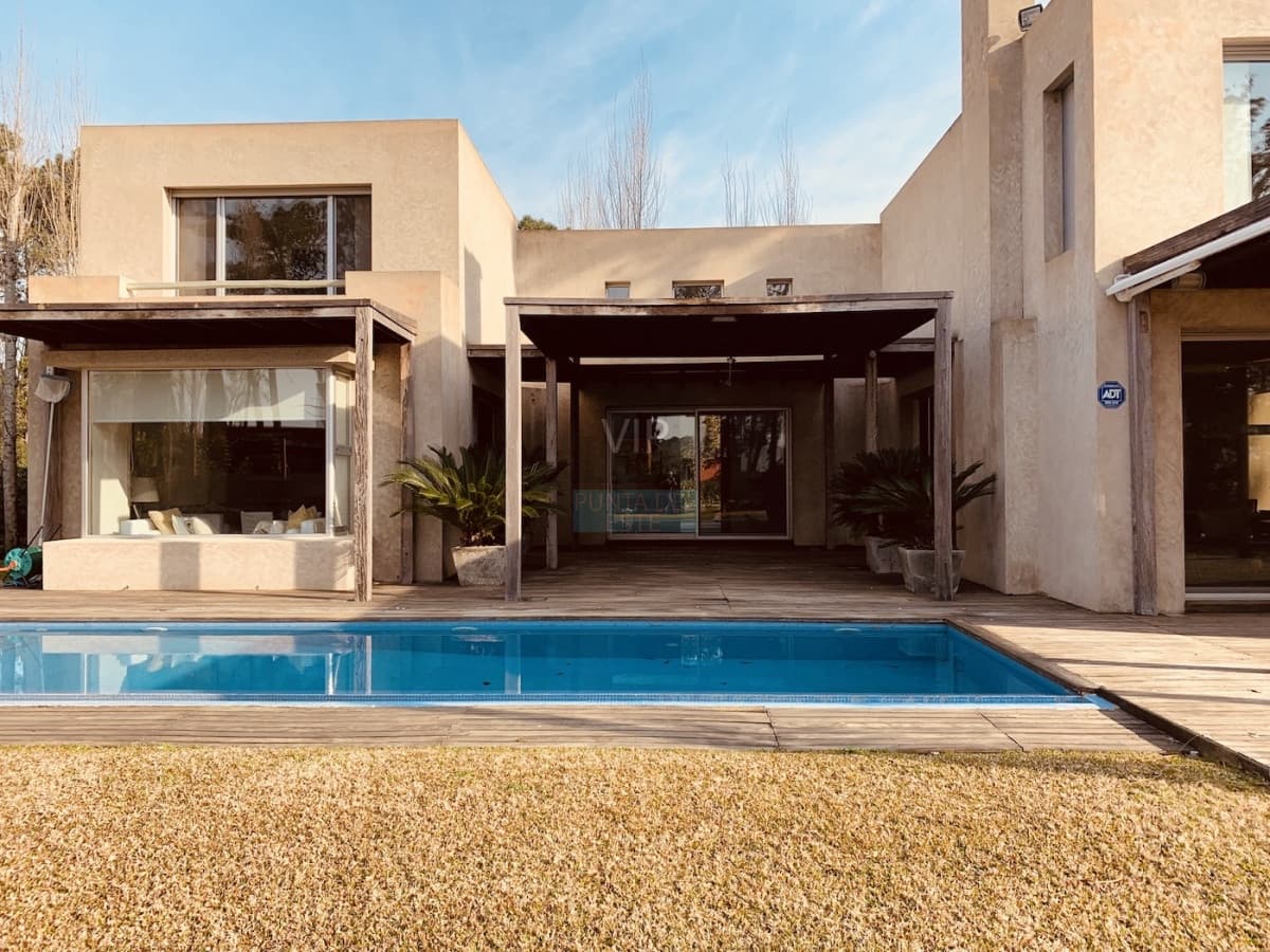 Vendo excepcional casa ubicada dentro de Laguna Blanca