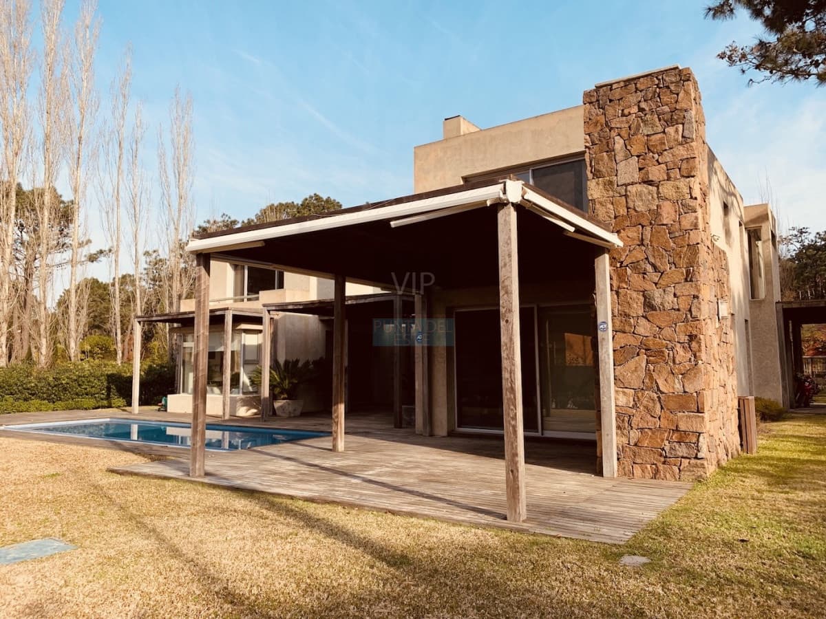 Vendo excepcional casa ubicada dentro de Laguna Blanca