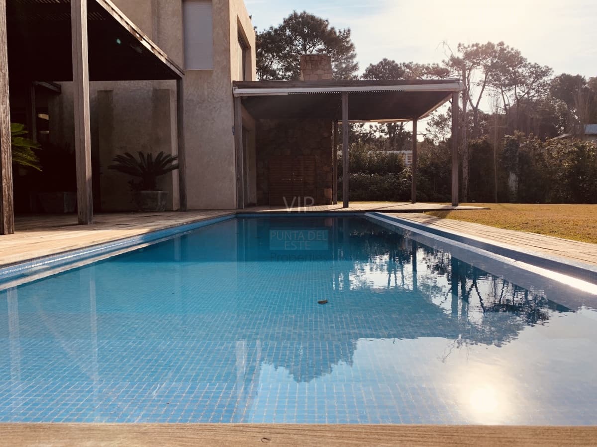 Vendo excepcional casa ubicada dentro de Laguna Blanca