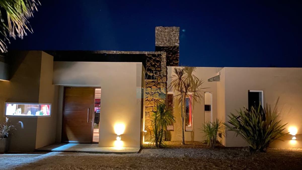 Alquilo hermosa casa de 3 dormitorios y 2.5 baños en barrio privado.