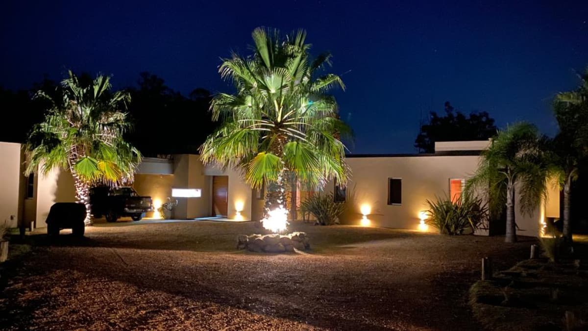 Alquilo hermosa casa de 3 dormitorios y 2.5 baños en barrio privado.