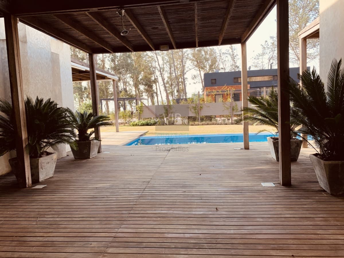 Vendo excepcional casa ubicada dentro de Laguna Blanca