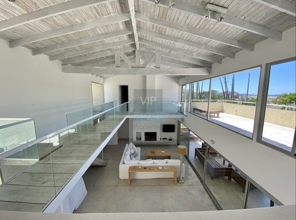 Casa de 4 dormitorios y servicio en Laguna Blanca
