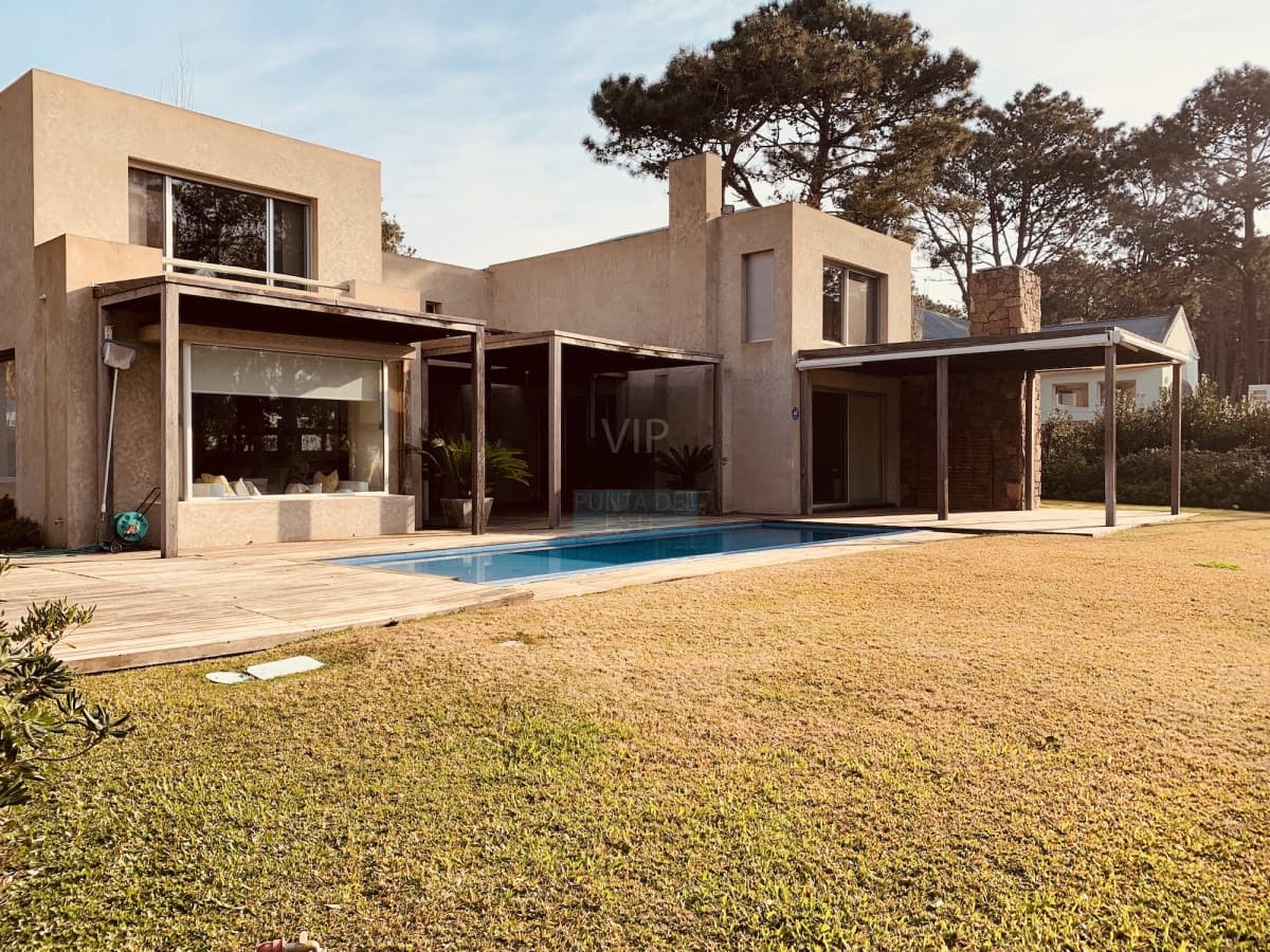 Vendo excepcional casa ubicada dentro de Laguna Blanca