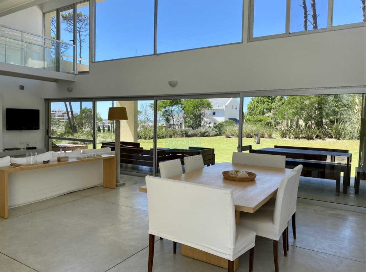 Casa de 4 dormitorios y servicio en Laguna Blanca