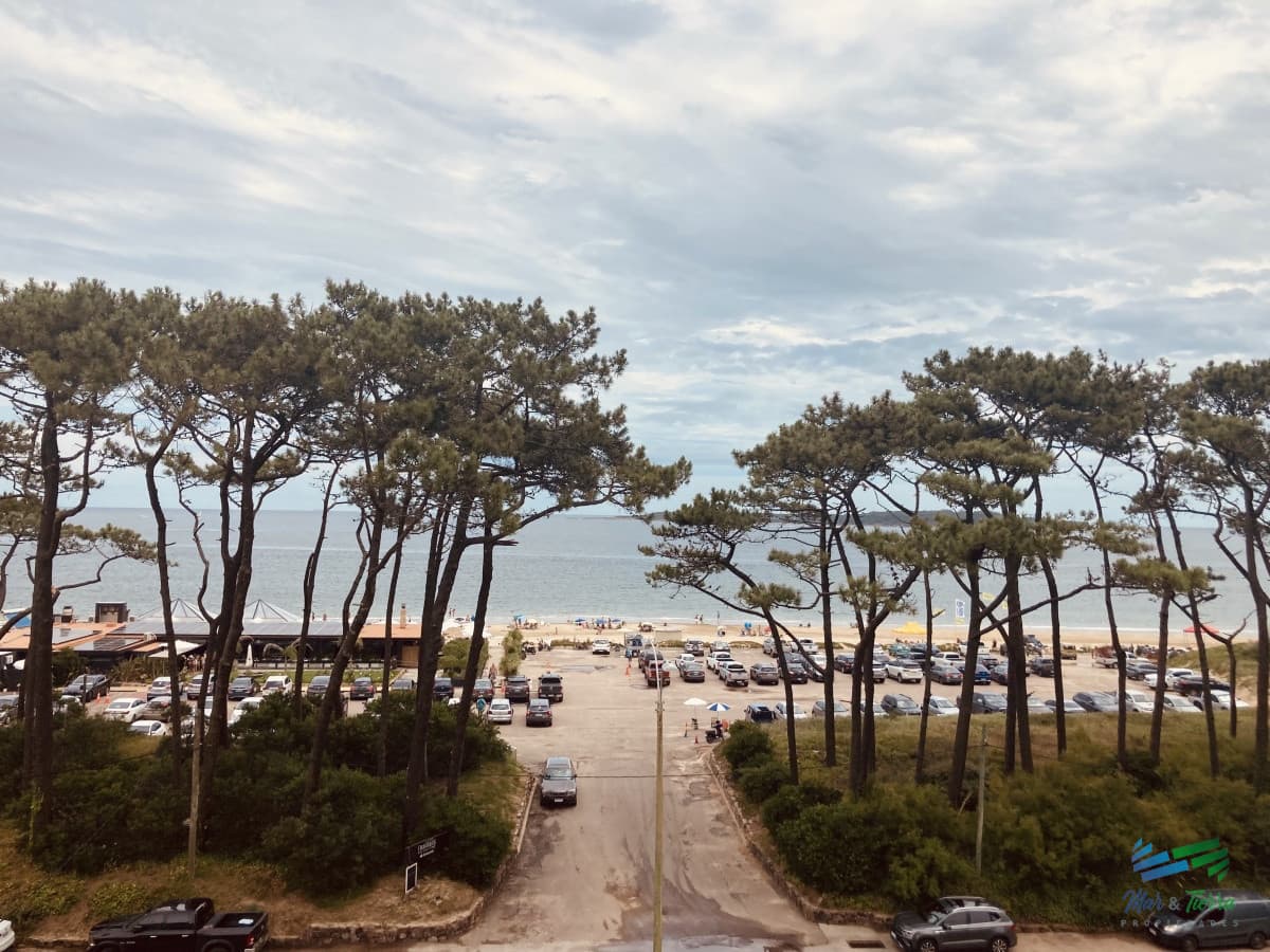 Vendo departamento de 3 dormitorios en importante edificio con vista al mar