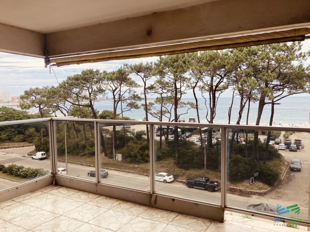 Vendo departamento de 3 dormitorios en importante edificio con vista al mar