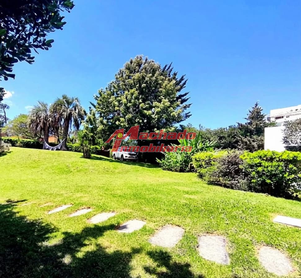 Casa de 2 dormitorios con piscina en venta en Punta del Este