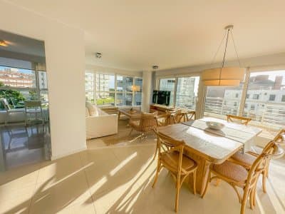 Apartamento en alquiler temporario Playa Mansa 2 dormitorios  -