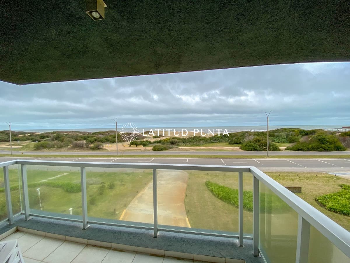 Primera linea, apartamento de tres suites