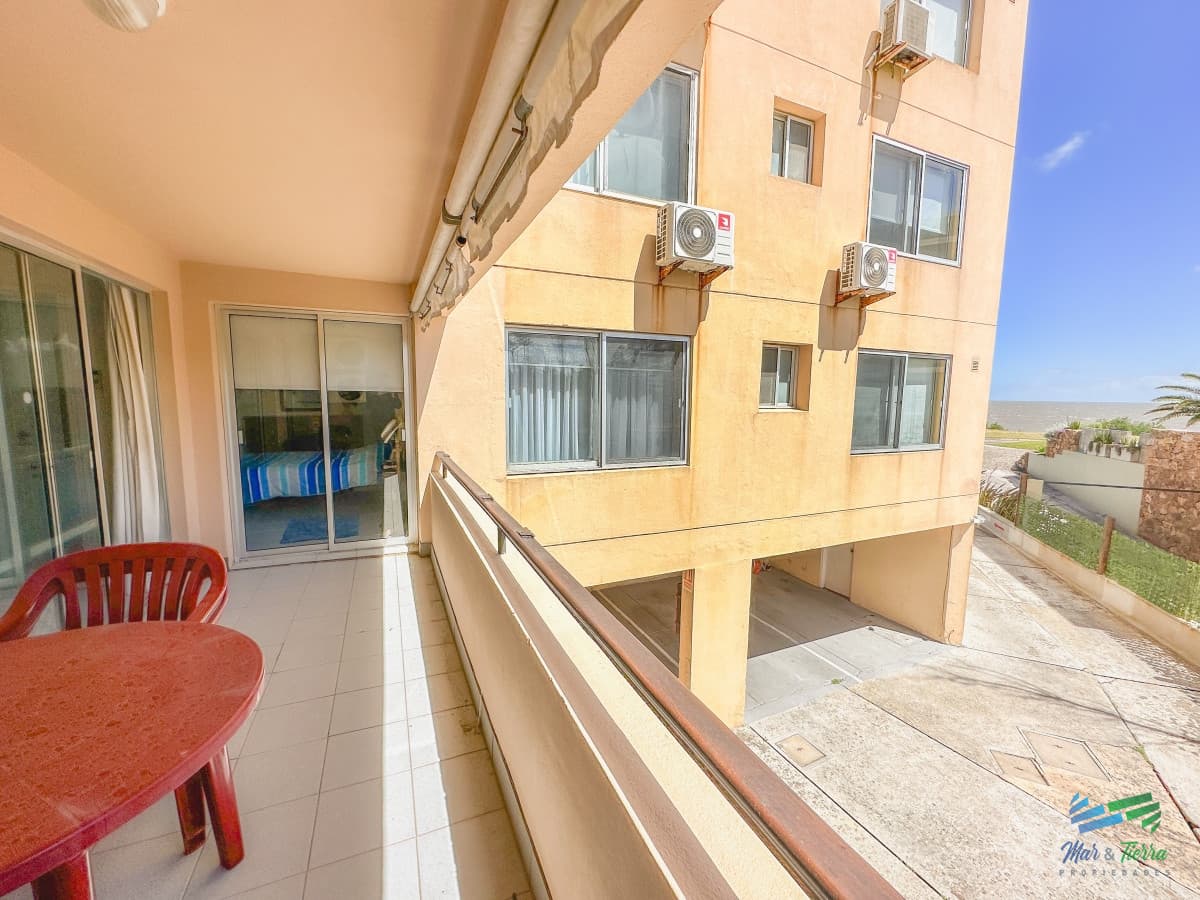 En venta apartamento de 3 dormitorios frente al mar en Pinares, Punta del Este