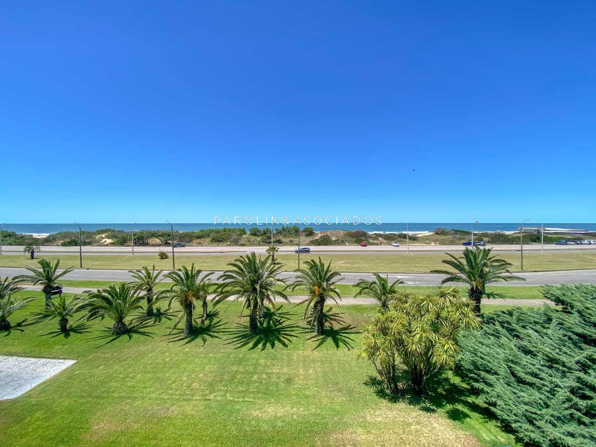 Apartamento en venta de 2 dormitorios frente al mar en edificio San Rafael, Punta del Este.