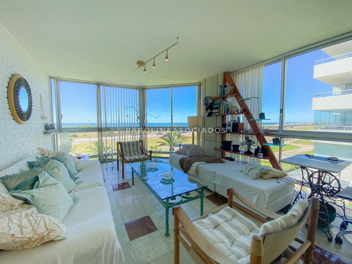 Apartamento en venta de 2 dormitorios frente al mar en edificio San Rafael, Punta del Este.