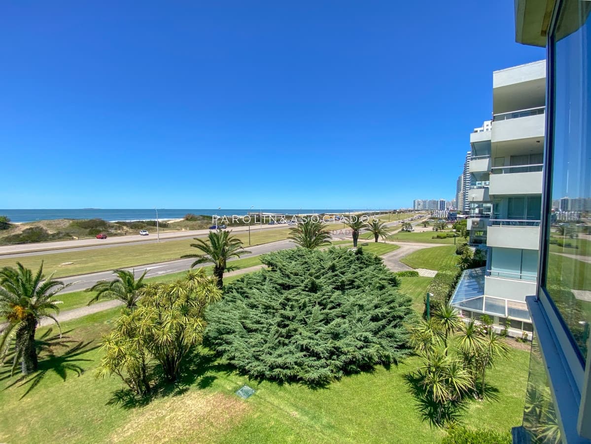 Apartamento en venta de 2 dormitorios frente al mar en edificio San Rafael, Punta del Este.