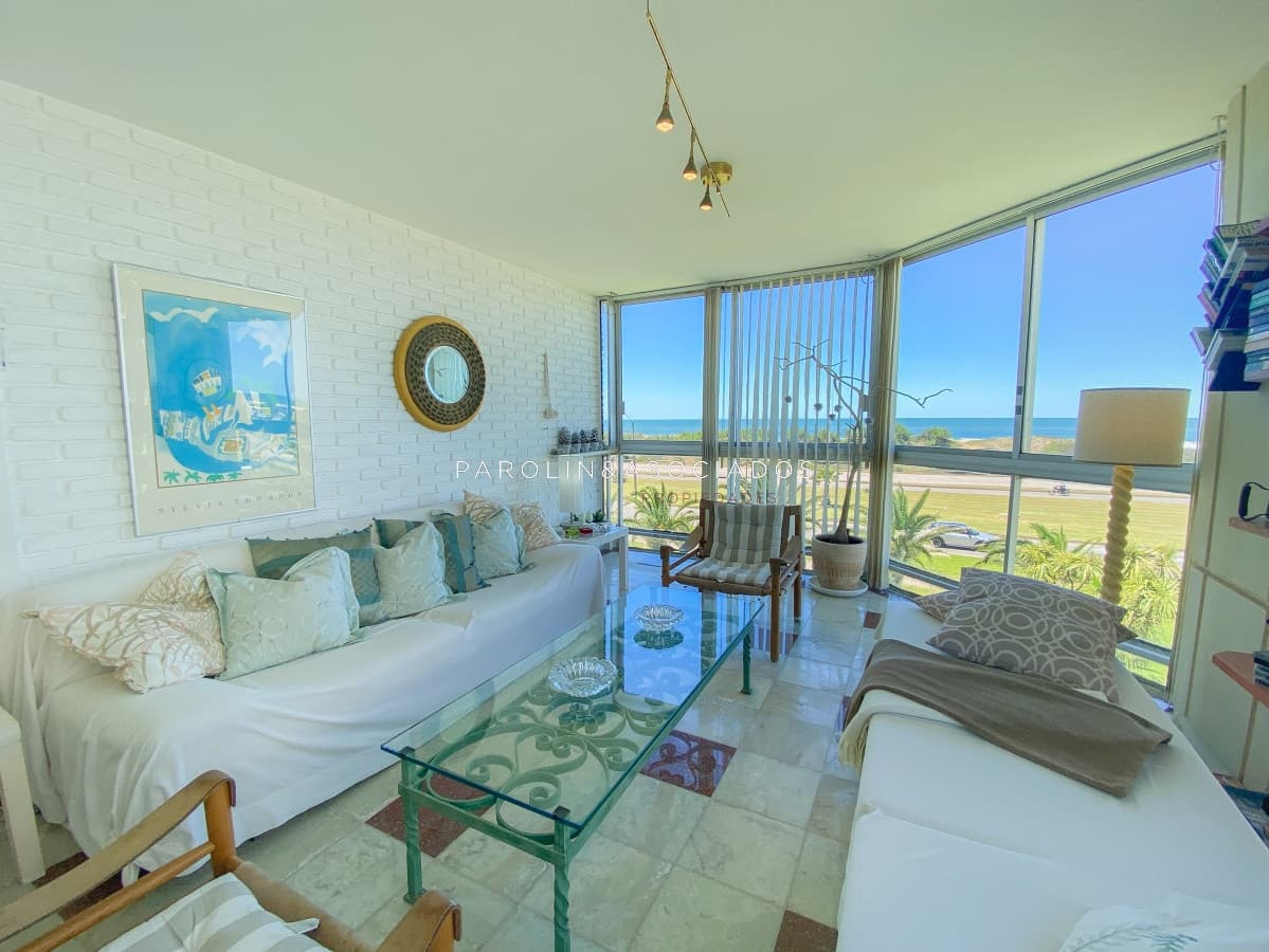 Apartamento en venta de 2 dormitorios frente al mar en edificio San Rafael, Punta del Este.