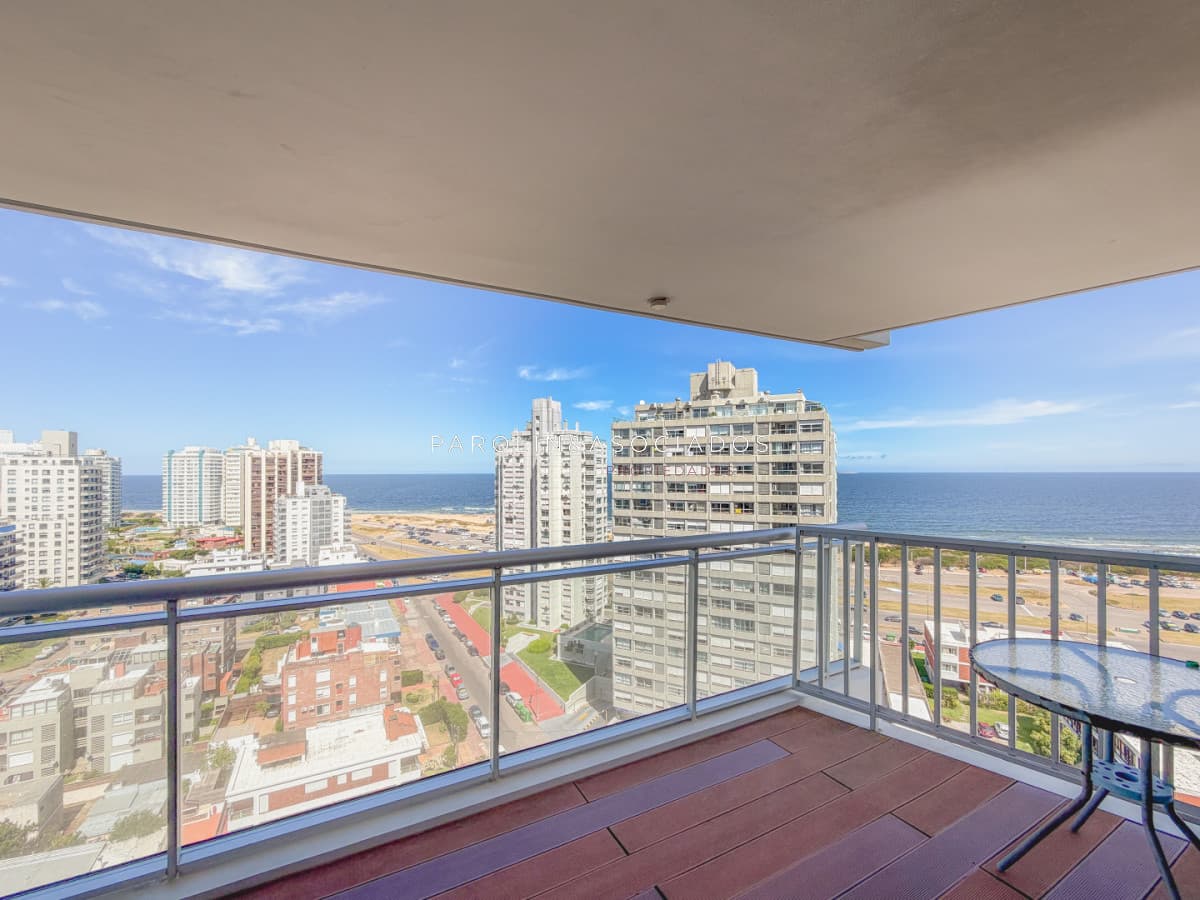 Piso alto en Brava, 2 dormitorios en suite